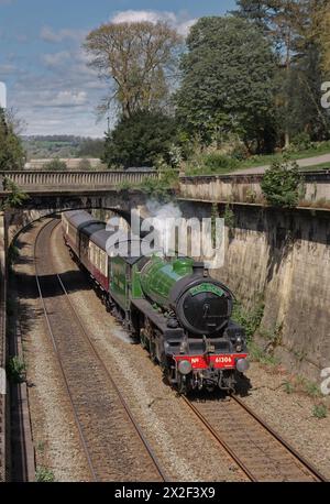 Nel vivace treno a vapore verde mela Mayflower 🚂🚃 scivola attraverso i Sydney Gardens con l'escursione Steam Dreams da Horsham a Bristol Foto Stock