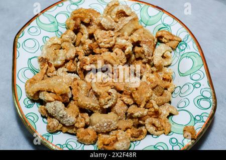 Vassoio con una porzione di crosta di maiale - tradizionale spuntino brasiliano Foto Stock