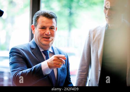 Berlino, Germania. 22 aprile 2024. Hubertus Heil (SPD), ministro federale del lavoro e degli affari sociali, visita il salone di parrucchiere Coiffeur Civan a Berlino il 22 aprile 2024. Credito: dpa/Alamy Live News Foto Stock