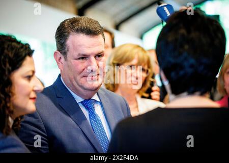 Berlino, Germania. 22 aprile 2024. Hubertus Heil (SPD), ministro federale del lavoro e degli affari sociali, visita il salone di parrucchiere Coiffeur Civan a Berlino il 22 aprile 2024. Credito: dpa/Alamy Live News Foto Stock