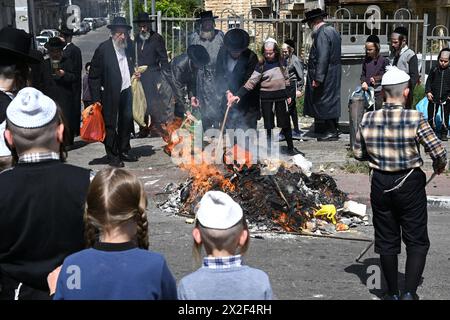 Gerusalemme, Israele. 22 aprile 2024. Gli ebrei ultra-ortodossi bruciano oggetti lievitati prima dell'inizio del tramonto della festa ebraica pasquale a Mea Shearim a Gerusalemme lunedì 22 aprile 2024. Tutto il cibo lievitato, come il pane, è vietato durante la vacanza di una settimana che commemora la partenza degli Israeliti dall'Egitto. Foto di Debbie Hill/ credito: UPI/Alamy Live News Foto Stock