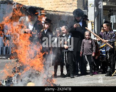 Gerusalemme, Israele. 22 aprile 2024. Gli ebrei ultra-ortodossi bruciano oggetti lievitati prima dell'inizio del tramonto della festa ebraica pasquale a Mea Shearim a Gerusalemme lunedì 22 aprile 2024. Tutto il cibo lievitato, come il pane, è vietato durante la vacanza di una settimana che commemora la partenza degli Israeliti dall'Egitto. Foto di Debbie Hill/ credito: UPI/Alamy Live News Foto Stock