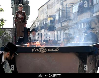 Gerusalemme, Israele. 22 aprile 2024. Gli ebrei ultra-ortodossi bruciano oggetti lievitati prima dell'inizio del tramonto della festa ebraica pasquale a Mea Shearim a Gerusalemme lunedì 22 aprile 2024. Tutto il cibo lievitato, come il pane, è vietato durante la vacanza di una settimana che commemora la partenza degli Israeliti dall'Egitto. Foto di Debbie Hill/ credito: UPI/Alamy Live News Foto Stock