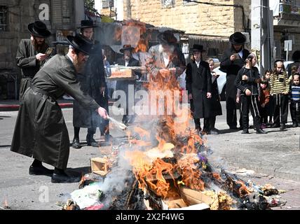 Gerusalemme, Israele. 22 aprile 2024. Gli ebrei ultra-ortodossi bruciano oggetti lievitati prima dell'inizio del tramonto della festa ebraica pasquale a Mea Shearim a Gerusalemme lunedì 22 aprile 2024. Tutto il cibo lievitato, come il pane, è vietato durante la vacanza di una settimana che commemora la partenza degli Israeliti dall'Egitto. Foto di Debbie Hill/ credito: UPI/Alamy Live News Foto Stock