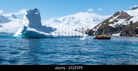 Avventura a Cierva Cove. Iceberg nell'Oceano Antartico. Foto Stock