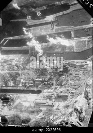 ROYAL AIR FORCE BOMBER COMMAND, 1942-1945. - Fotografia aerea teorica scattata durante il secondo attacco del 13 febbraio 1943, alla Royal Dutch Streel Works di Ijmuiden, in Olanda, da Vickers Venturas del No. 21 Squadron RAF. Le bombe stanno cadendo attraverso il molo di scarico e sulla fabbrica di coke oven e sul magazzino (centro) Royal Air Force, Royal Air Force Regiment, Sqdn, 21, Royal Air Force, 2 Group Foto Stock