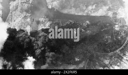 ROYAL AIR FORCE: OPERAZIONI DELLE UNITÀ DI RICOGNIZIONE FOTOGRAFICA, 1939-1945. - Un'antenna di ricognizione fotografica verticale ha rilevato la raffineria di petrolio e il deposito di stoccaggio della Deutsche Vacuum AG a Brema, in Germania, a seguito di un precedente attacco alla luce del giorno agli aeromobili del gruppo n. 1 e degli 8 gruppi, Bomber Command. Dai carri armati distrutti dall'Hutten Hafen Royal Air Force, 106 Group, Royal Air Force, Wing, 1, Royal Air Force, gruppo, 88 Foto Stock