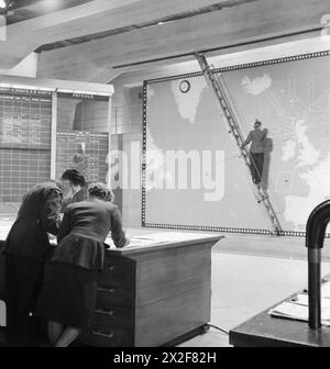 Nell'aprile 1942 ai Pinewood Studios, il personale della RAF e della WAAF ha agito nella sala operativa impostata per il film del Ministero dell'informazione "Coastal Command", eseguendo attività di pattugliamento, marcatura delle mappe e registrazione delle pattuglie. Foto Stock