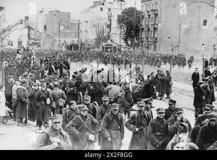 L'INVASIONE TEDESCO-SOVIETICA DELLA POLONIA, 1939 - soldati polacchi che marciavano fuori dalla guarnigione di Varsavia dopo essere stati conquistati dai tedeschi il 28 settembre 1939 Foto Stock