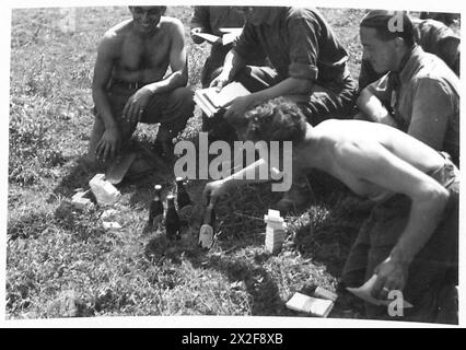 I membri dell'equipaggio dei carri armati britannici ricevono razioni NAAFI durante un periodo di riposo durante la seconda guerra mondiale, sostenendo nutrizione e morale. Foto Stock