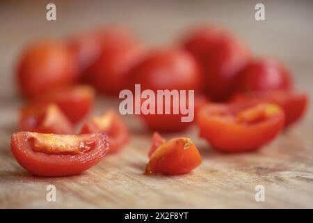 pomodori biologici maturi tagliati a spicchi Foto Stock