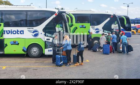 Autobus turistici Transgaviota o autobus nell'aeroporto di Varadero, Cuba Foto Stock