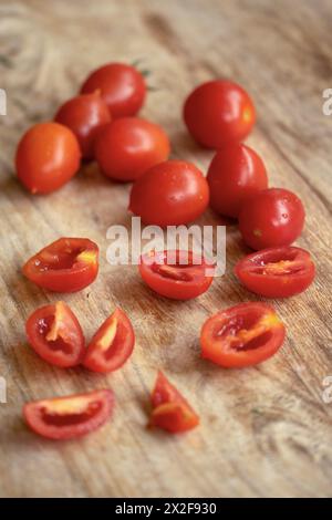 pomodori biologici maturi tagliati a spicchi Foto Stock