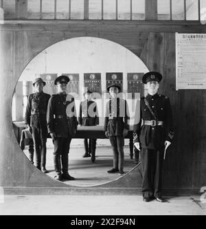 L'assistente capo della polizia e il personale della forza di polizia cinese sono raggruppati in una porta circolare presso il quartier generale di Chengdu, Sichuan, Cina, nel 1944, che illustra l'organizzazione e l'amministrazione della polizia. Foto Stock