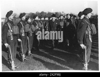 SIGNOR VISITA DI HORE-BELISHA AI CANADESI AD ALDERSHOT - il signor Hore-Belisha durante un'ispezione, l'esercito britannico Foto Stock