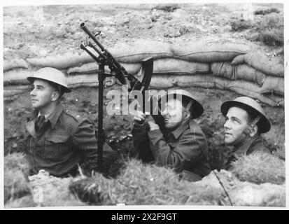 I soldati dell'Impero britannico conducono più fasi di un'esercitazione con le armi Bren, addestrandosi per la preparazione al combattimento durante la seconda guerra mondiale Foto Stock