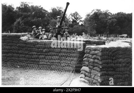 DIFESA ANTIAEREA A STANMORE - l'equipaggio attende ordini British Army Foto Stock