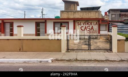 Insegna nella porta del garage: Se Vende la Case (la casa se in vendita), Matanzas, Cuba Foto Stock