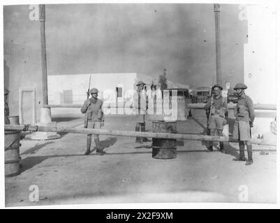 FOTO SCATTATE A BARDIA - Una scena su una strada precedentemente chiusa per Bardia che è stata ora aperta. Un'immagine mostra una piccola auto dell'esercito che attraversa la barriera che è stata messa da parte dall'esercito britannico Foto Stock