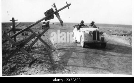 FOTO SCATTATE A BARDIA - Una scena su una strada precedentemente chiusa per Bardia che è stata ora aperta. Un'immagine mostra una piccola auto dell'esercito che attraversa la barriera che è stata messa da parte dall'esercito britannico Foto Stock