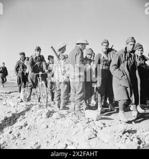 L'ESERCITO POLACCO NELLA CAMPAGNA DEL DESERTO occidentale, 1940-1942 - le truppe italiane si arrendono ad una pattuglia della Brigata dei Carpazi indipendenti polacchi sulla strada a sud-ovest di Gazala, Libia, 22 dicembre 1941. Uno dei prigionieri portava anche la sua bicicletta con sé British Army, Polish Army, Polish Armed Forces in West, Independent Carpathian Rifles Brigade Foto Stock