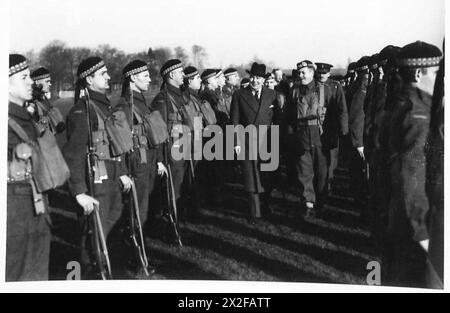 SIGNOR VISITA DI HORE-BELISHA AI CANADESI AD ALDERSHOT - il signor Hore-Belisha durante l'ispezione dell'esercito britannico Foto Stock