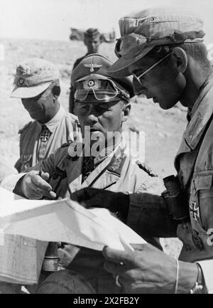 Il feldmaresciallo Erwin Rommel, comandante delle forze tedesche in Nord Africa, è raffigurato con i suoi aiutanti durante la campagna nel deserto dal 1940 al 1943. Foto Stock