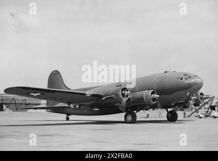 UNITED STATES ARMY AIR FORCES (USAAF) IN GRAN BRETAGNA, 1942-1945 - Un 307 Stratoliner (numero di serie N-19908) utilizzato come trasporto dall'USAAF.immagine stampata sul retro: "The Aeroplane". [Stamp], 'approvato per la pubblicazione il 12 agosto 1942.' [timbro] e "215253". [Censor no.]didascalia stampata sul retro: 'Boeing 307 Stratoliner di T.W.A. che opera nell'Atlantic Service per le U.S. Army Air Forces.' didascalia scritta a mano sul retro: 'Probabilmente Prestwick.' , Foto Stock