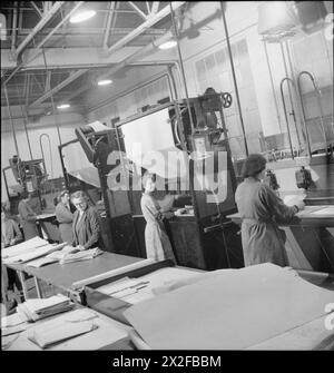 Donne che lavoravano su macchine presso lo stabilimento Handley Page di Cricklewood, in Gran Bretagna, nel 1942, producendo progetti da progetti di aerei preparati nel Drawing Office come parte della produzione di aerei da bombardamento. Foto Stock