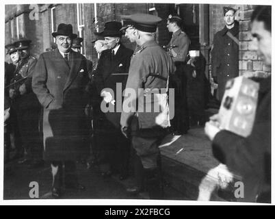 SIGNOR VISITA DI HORE-BELISHA AI CANADESI AD ALDERSHOT - il signor Hore-Belisha e il signor Massey British Army Foto Stock