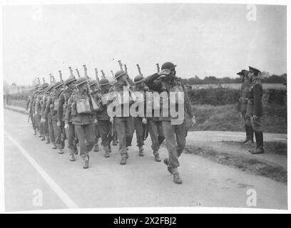 IL RE VISITA LE TRUPPE AUSTRALIANE - sua Maestà prendendo il saluto mentre le truppe marciano oltre l'esercito britannico Foto Stock