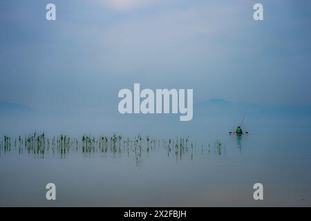 Sul bordo dell'acqua, sulla riva del mare di Galilea, [lago Kineret o lago Tiberiade] Israele Foto Stock