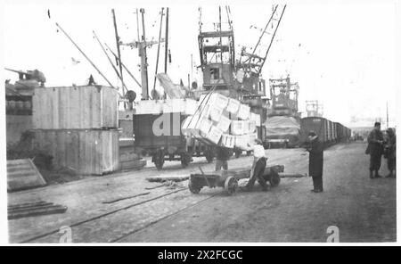 PORTO DI ANVERSA IN PIENO SVOLGIMENTO - rifornimenti e altri rifornimenti provengono dalle navi British Army, 21st Army Group Foto Stock