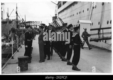 Il feldmaresciallo Montgomery ispeziona la guardia d'onore navale durante la sua visita a Kiel, dimostrando la leadership e i doveri cerimoniali del 21st Army Group britannico. Foto Stock