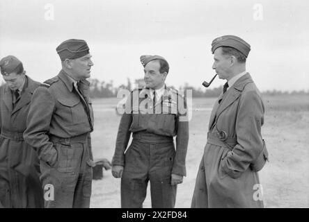 ROYAL AIR FORCE: 2ND TACTICAL AIR FORCE, 1943-1945. - Air Marshal Sir Arthur Coningham, Air Officer Commanding-in-Chief 2nd Tactical Air Force (sinistra), e il vice maresciallo dell'aria Harry Broadhurst Air Officer Commanding No. 83 Group (centro), conferiscono con il maresciallo dell'aria Sir Arthur Tedder, vice comandante supremo delle forze di spedizione alleate, a B2/Bazenville, durante la visita di quest'ultimo in Normandia Coningham, Arthur, Broadhurst, Harry, Tedder, Arthur William, Royal Air Force, unità di manutenzione, 63, Royal Air Force, Maintenance Unit, 201, Allied Force, Supreme Headquarters Allied Expeditionary Force Foto Stock