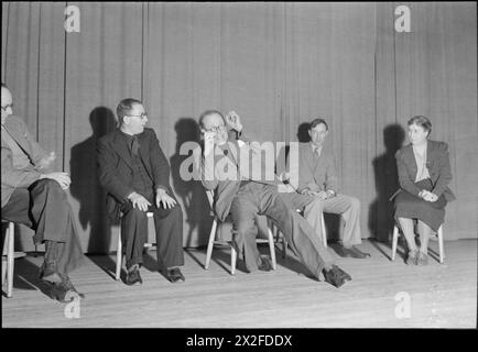 LEADER GIOVANILI ALL'IMPINGTON COLLEGE: ISTRUZIONE E FORMAZIONE A CAMBRIDGESHIRE, INGHILTERRA, Regno Unito, APRILE 1944 - durante una sessione sul "MIME", i membri del servizio giovanile imparano a esprimere "orrore". Partecipano a un corso di una settimana di teatro, musica e danza all'Impington Village College, Cambridgeshire Foto Stock