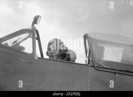 ROYAL AIR FORCE: 2ND TACTICAL AIR FORCE, 1943-1945. - Il vice maresciallo dell'aria Harry Broadhurst, comandante dell'Air Officer, No. 83 Group, nella cabina di pilotaggio del suo Supermarine Spitfire, che sta per decollare da B3/Sainte Croix-sur-Mer dopo una visita al No. 144 Wing Broadhurst, Harry, Royal Air Force, unità di manutenzione, 63, Royal Air Force, unità di manutenzione, 201 Foto Stock