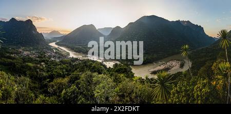 Vista panoramica al tramonto del villaggio di Muang Ngoi Neua e del fiume Nam Ou dal punto panoramico di Phanoi, Laos Foto Stock