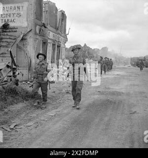 Uomini della compagnia 'A', vi Battaglione, Durham Light Infantry, 50th Division, sono visti a Douet, in Normandia, l'11 giugno 1944. Foto Stock