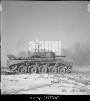 THE BRITISH ARMY IN NORTH-WEST EUROPE 1944-1945 - Comet Tank della 29th Armoured Brigade, 11th Armoured Division, sul raggio di tiro a Gravelines, 26 gennaio 1945 Foto Stock