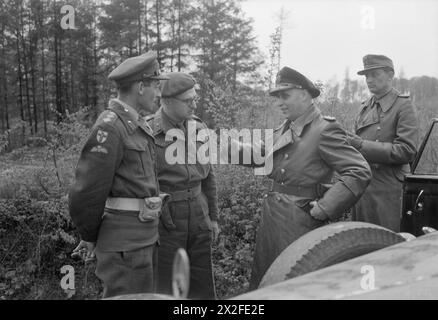 Gli ufficiali di stato maggiore britannici della 2a Armata e del 21st Army Group incontrano delegati tedeschi tra cui il generale ammiraglio Von Friedeburg prima della resa della Germania nella seconda guerra mondiale Foto Stock