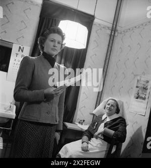 LA RAGAZZA SCONOSCIUTA DIETRO LA BATTAGLIA IN MARE: THE WORK OF THE WOMEN'S ROYAL NAVAL SERVICE, 1942 - a seguito di un esame medico, Miss Unknown è stata autorizzata ad entrare nel WRNS Training Depot. Qui vediamo la signorina Unknown con i documenti di autorizzazione, che sta per lasciare la stanza per completare la fase successiva del processo Foto Stock