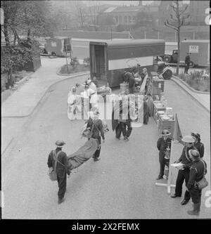 Nel 1942, l'addestramento della difesa civile a Fulham, Londra, mostra il personale di soccorso leggero che porta le vittime sulle barelle in un'unità medica mobile, con il personale che classifica e cura le lesioni e un ufficiale incidente che coordina le operazioni. Foto Stock