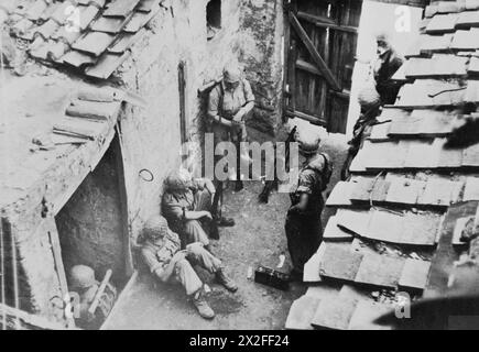 LE BATTAGLIE DI MONTE CASSINO, GENNAIO-MAGGIO 1944 - seconda fase 15 febbraio - 10 maggio 1944: I paracadutisti tedeschi riposano in un cortile prima del loro prossimo contrattacco, 21 aprile 1944 esercito tedesco Foto Stock