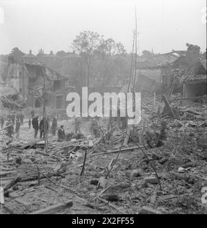 BOMBA VOLANTE: DANNI DA BOMBA V1 A LONDRA, INGHILTERRA, Regno Unito, 1944 - i soccorritori della difesa civile stanno su pile di macerie mentre cercano di scacciare i sopravvissuti fuori dagli edifici crollati a seguito di un attacco V1 nella zona di Highland Road e Lunham Road a Norwood, Londra, SE19. Sullo sfondo, si possono anche vedere case metà distrutte Foto Stock