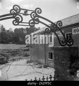 Il Church House Inn di Stokenham, Devon, mostra gravi danni causati dai bombardamenti navali durante gli esercizi di addestramento in battaglia degli Stati Uniti nel settembre 1944, mentre la St Michael and All Angels Church rimane intatta. Foto Stock