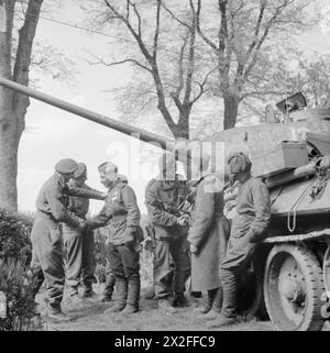 Gli uomini della 6th Airborne Division salutano l'equipaggio di un carro armato russo T-34/85 durante il collegamento tra Regno Unito e Unione Sovietica vicino a Wismar il 3 maggio 1945. Foto Stock