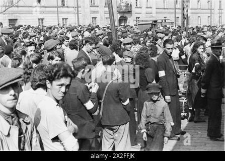 GHETTO DI VARSAVIA, 1940 OTTOBRE-1943 MAGGIO - folle di ebrei ascoltano annunci pubblici e notizie nella piazza di Zamenhofa e Nowolipki Street nel ghetto Foto Stock