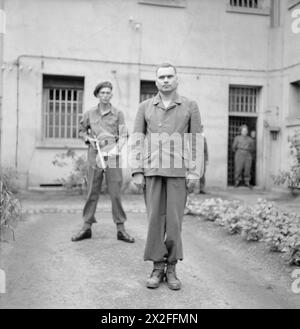 LA LIBERAZIONE DEL CAMPO DI CONCENTRAMENTO DI BERGEN-BELSEN 1945: RITRATTI DELLE GUARDIE DI BELSEN A CELLE IN ATTESA DI PROCESSO, AGOSTO 1945 - Josef Kramer conosciuto come la "bestia di Belsen", Kramer, Josef Foto Stock