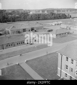 US ARMY UNIVERSITY, SHRIVENHAM, INGHILTERRA, Regno Unito, 1945 - Una vista generale del campus della US Army University di Shrivenham, che mostra le sale conferenze e gli uffici in primo piano e gli alloggi per dormire degli studenti sullo sfondo Foto Stock